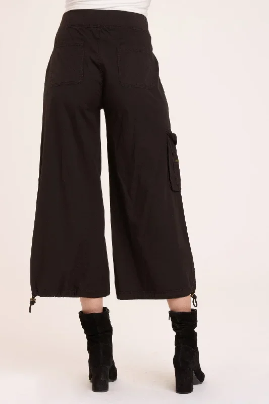 numa-cargo-crop-black